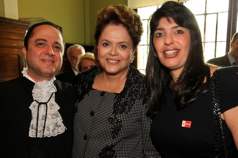 Presidenta  Dilma Rousseff posa para foto com Dr. Roberto Kalil Filho e sua esposa Cláudia Cozer antes  da cerimônia de Posse do professor Roberto Kalil Filho como titular do departamento de Cardiopneumologia da Faculdade de Medicina da USP. São Paulo - SP, 11/11/2011