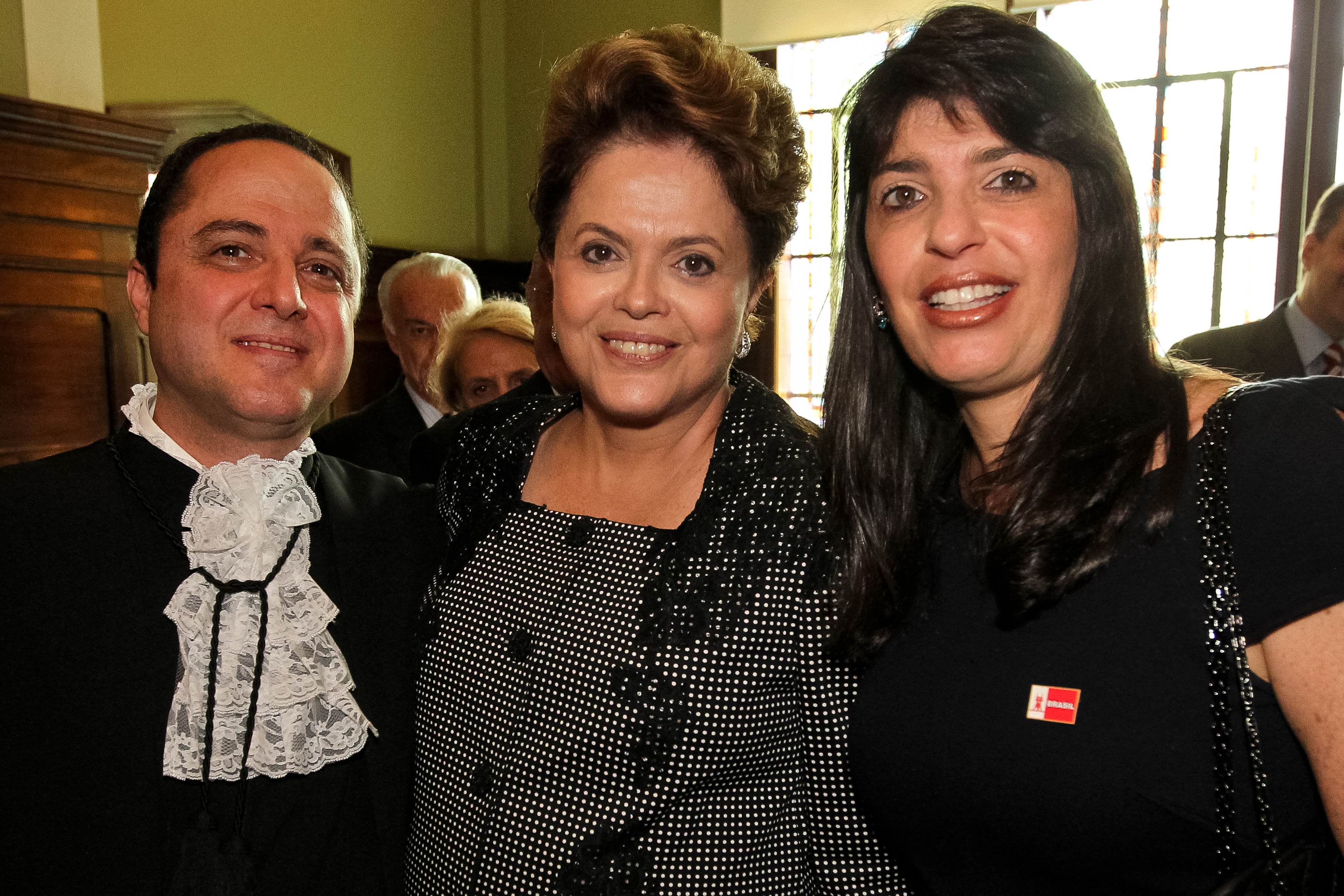 Presidenta  Dilma Rousseff posa para foto com Dr. Roberto Kalil Filho e sua esposa Cláudia Cozer antes  da cerimônia de Posse do professor Roberto Kalil Filho como titular do departamento de Cardiopneumologia da Faculdade de Medicina da USP. São Paulo - SP, 11/11/2011