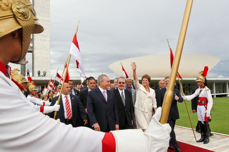 A presidenta Dilma Rousseff passa em revista as tropas das Forças Armadas, na saída do Congresso Nacional. Brasília-DF,  01/01/2011  