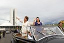 A presidenta Dilma Rousseff, ao lado da filha, Paula, durante deslocamento entre o Congresso Nacional e o Palácio do Planalto para recebimento da faixa presidencial. Brasília-DF, 01/01/2011
