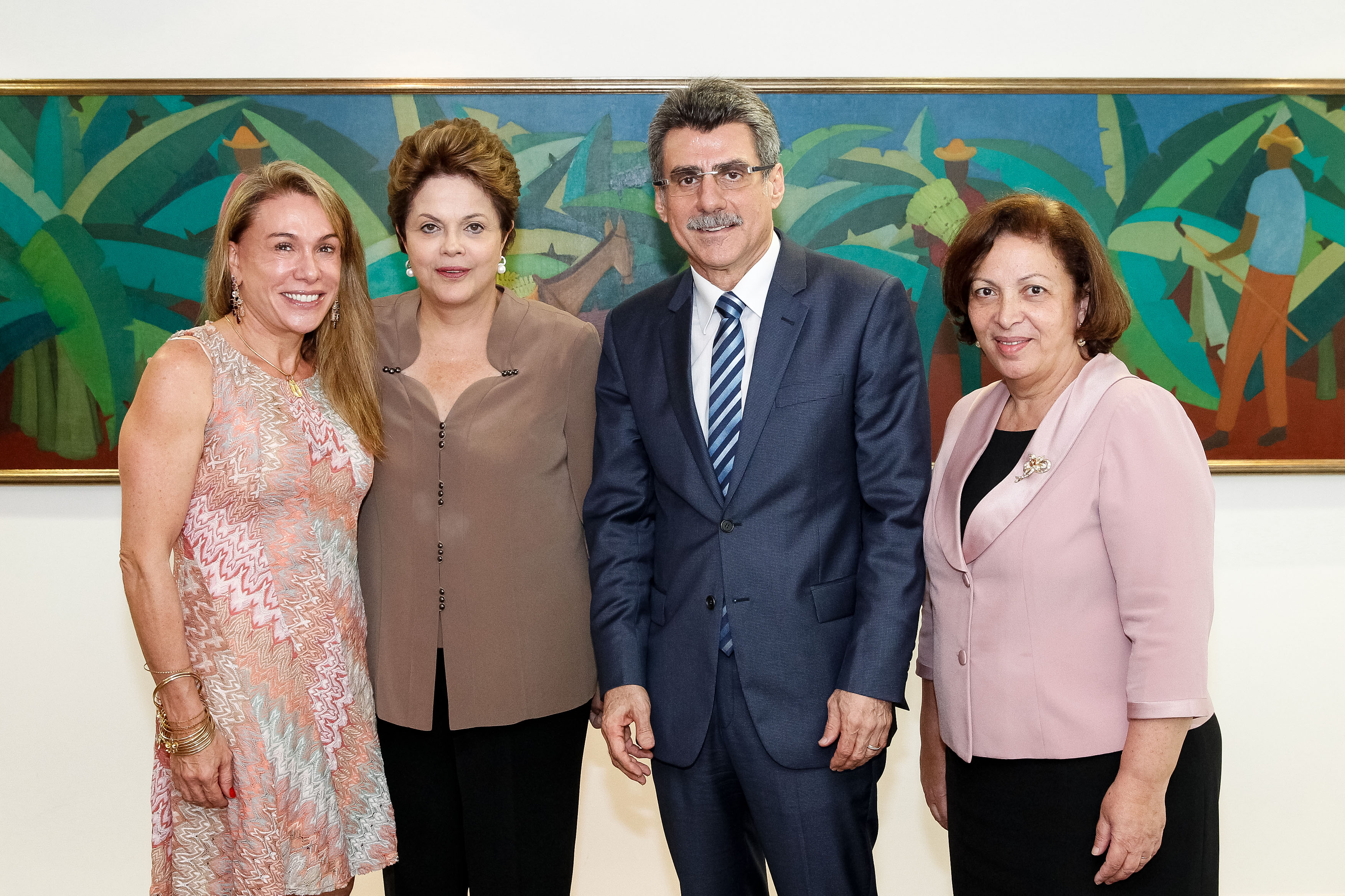 Presidenta Dilma Rousseff posa para foto com a Prefeita eleita de Boa Vista - RR, Teresa Surita Jucá, o Senador Romero Jucá e a Ministra Ideli Salvatti no Palácio do Planalto. Brasília - DF, 05/12/2012