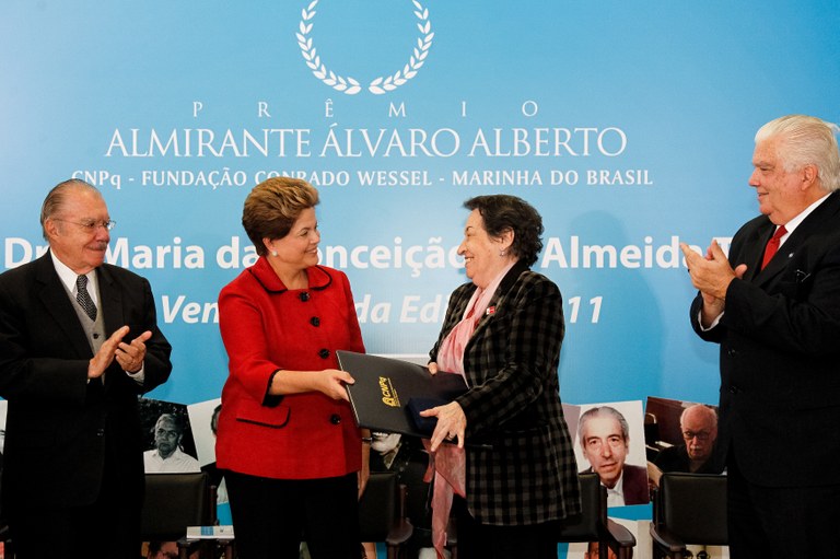 Presidenta Dilma Rousseff durante cerimônia de entrega do Prêmio Almirante Álvaro Alberto para Ciência e Tecnologia à professora Maria da Conceição Tavares, no Palácio do Planalto. Brasília - DF, 17/05/2012