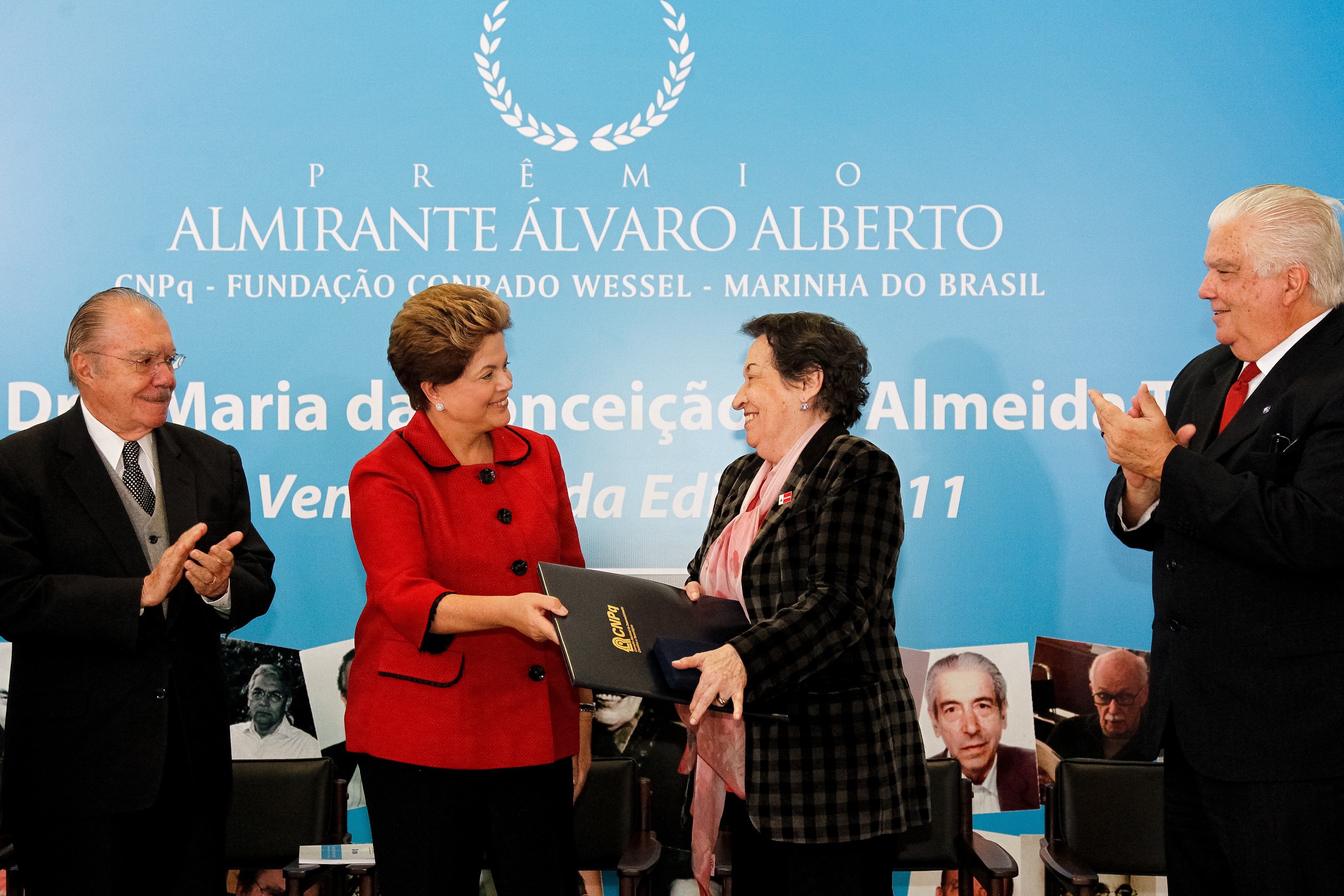 Presidenta Dilma Rousseff durante cerimônia de entrega do Prêmio Almirante Álvaro Alberto para Ciência e Tecnologia à professora Maria da Conceição Tavares, no Palácio do Planalto. Brasília - DF, 17/05/2012