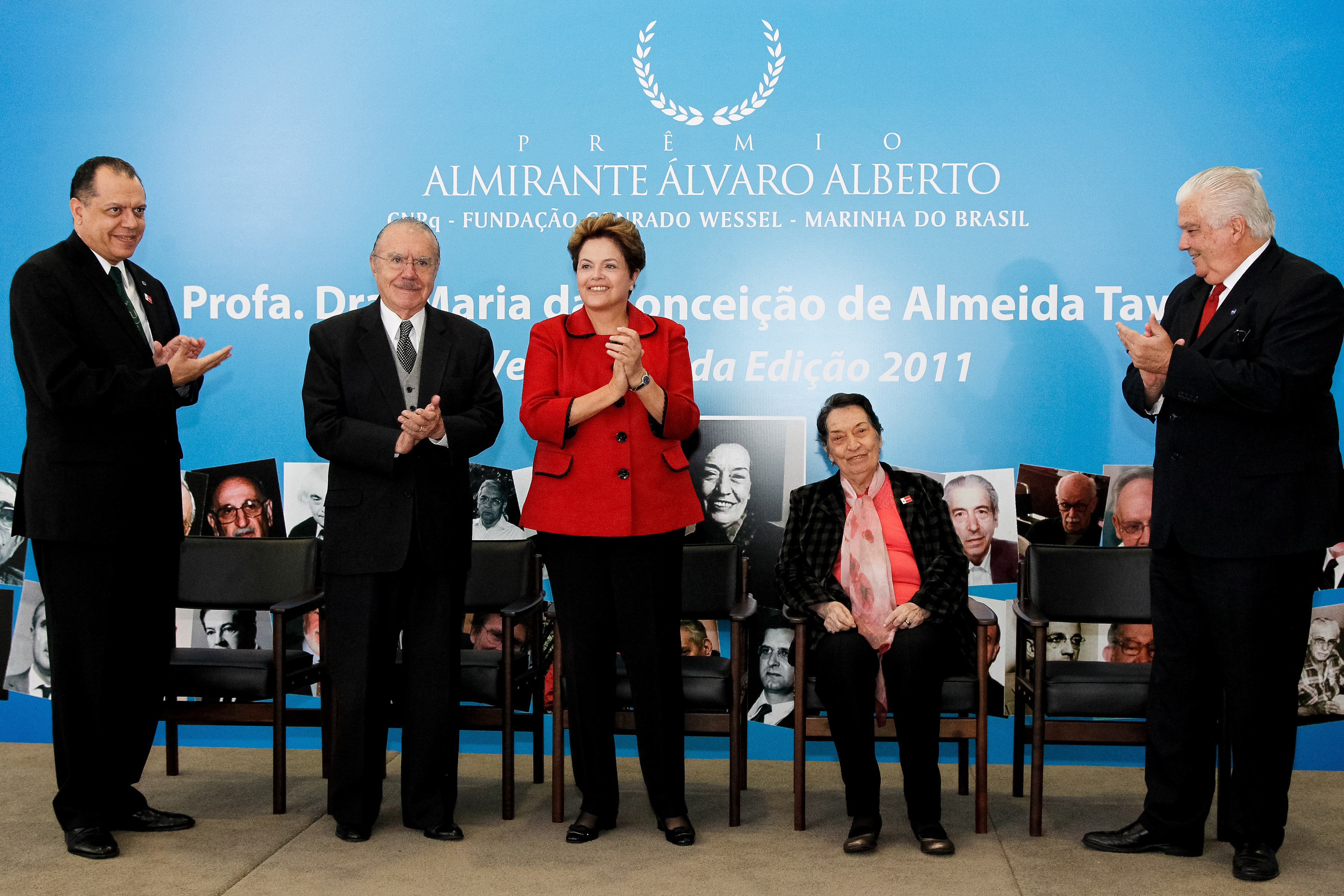 Presidenta Dilma Rousseff durante cerimônia de entrega do Prêmio Almirante Álvaro Alberto para Ciência e Tecnologia à professora Maria da Conceição Tavares, no Palácio do Planalto. Brasília - DF, 17/05/2012