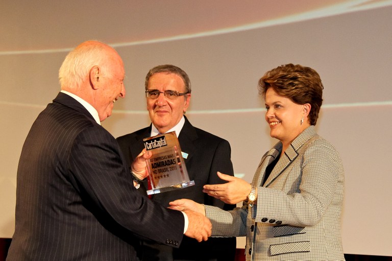  Presidenta  Dilma Rousseff entrega o Prêmio ao senhor Jorge Gerdau durante cerimônia de entrega do Prêmio “As Empresas Mais Admiradas do Brasil”, oferecido pela revista Carta Capital. São Paulo - SP, 31/10/2011