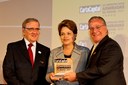 Presidenta  Dilma Rousseff entrega o Prêmio ao senhor Ivan Zurita durante cerimônia de entrega do Prêmio “As Empresas Mais Admiradas do Brasil”, oferecido pela revista Carta Capital. São Paulo - SP, 31/10/2011