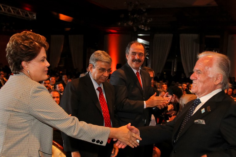 Presidenta  Dilma Rousseff cumprimenta o senhor Mino Carta durante a cerimônia de entrega do Prêmio “As Empresas Mais Admiradas do Brasil”, oferecido pela revista Carta Capital. São Paulo  - SP, 31/10/2011