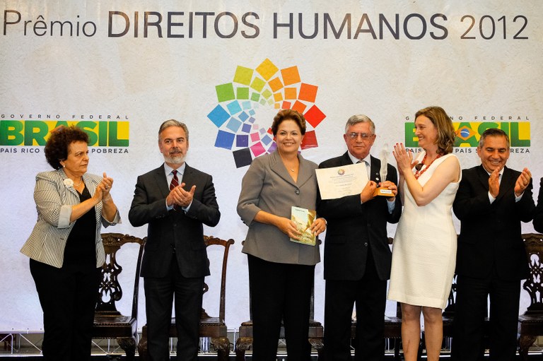 Presidenta Dilma Rousseff entrega o prêmio na categoria Diversidade Religiosa ao pastor Djalma Rosa Torres durante cerimônia de entrega do Prêmio Direitos Humanos 2012 – 18ª edição. Brasília - DF, 17/12/2012