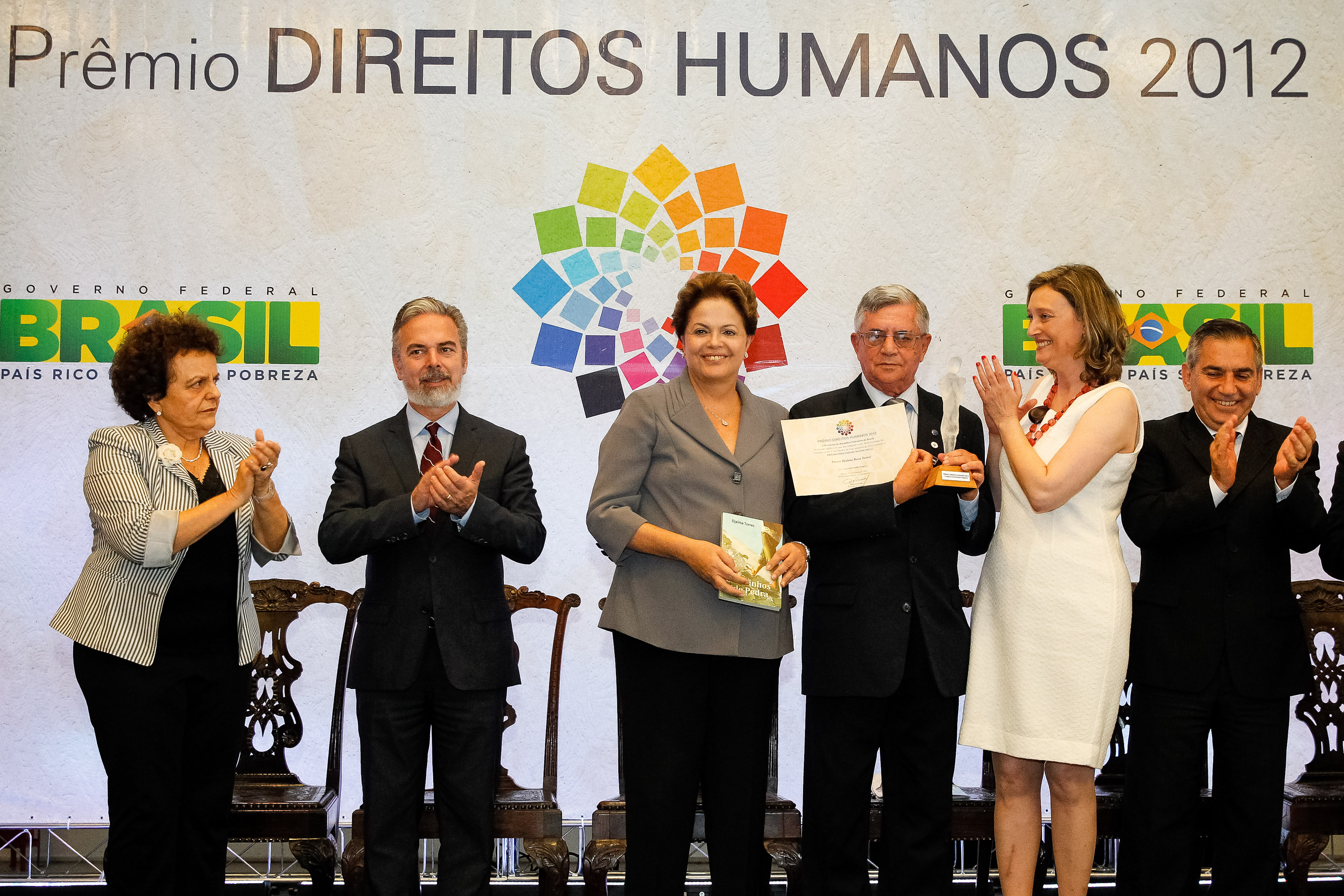 Presidenta Dilma Rousseff entrega o prêmio na categoria Diversidade Religiosa ao pastor Djalma Rosa Torres durante cerimônia de entrega do Prêmio Direitos Humanos 2012 – 18ª edição. Brasília - DF, 17/12/2012