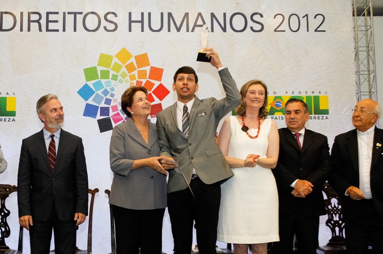 Presidenta Dilma Rousseff entrega o prêmio na categoria Garantia dos Direitos da População de LGBT ao grupo Arco Iris de Cidadania - LGBT-RJ representado pelo senhor Julio Cesar Carneiro Moreira durante cerimônia de entrega do Prêmio Direitos Humanos 2012 – 18ª edição. Brasília - DF, 17/12/2012 Presidenta Dilma Rousseff entrega o prêmio na categoria Garantia dos Direitos da População de LGBT ao grupo Arco Iris de Cidadania - LGBT-RJ representado pelo senhor Julio Cesar Carneiro Moreira durante cerimônia de entrega do Prêmio Direitos Humanos 2012 – 18ª edição. Brasília - DF, 17/12/2012