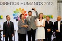 Presidenta Dilma Rousseff entrega o prêmio na categoria Garantia dos Direitos da População de LGBT ao grupo Arco Iris de Cidadania - LGBT-RJ representado pelo senhor Julio Cesar Carneiro Moreira durante cerimônia de entrega do Prêmio Direitos Humanos 2012 – 18ª edição. Brasília - DF, 17/12/2012
