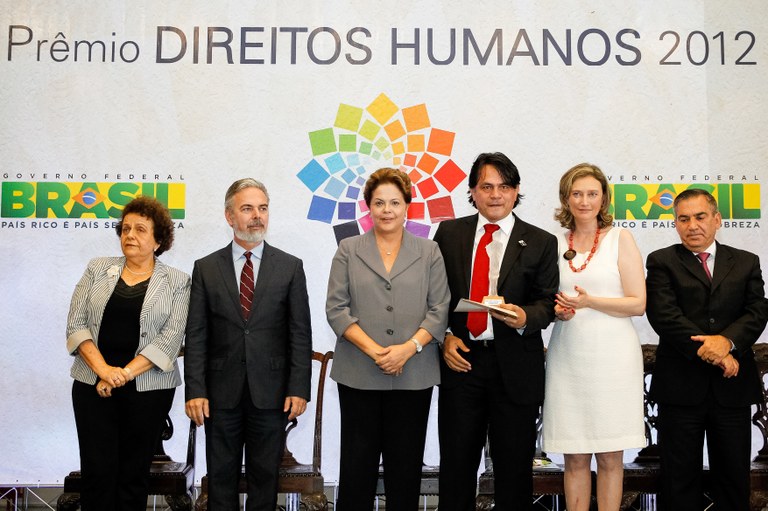 Presidenta Dilma Rousseff entrega o prêmio na categoria Erradicação do Trabalho Escravo para o Juiz Jônatas do Santos Andrade durante cerimônia de entrega do Prêmio Direitos Humanos 2012 – 18ª edição. Brasília - DF, 17/12/2012 Presidenta Dilma Rousseff entrega o prêmio na categoria Erradicação do Trabalho Escravo para o Juiz Jônatas do Santos Andrade durante cerimônia de entrega do Prêmio Direitos Humanos 2012 – 18ª edição. Brasília - DF, 17/12/2012