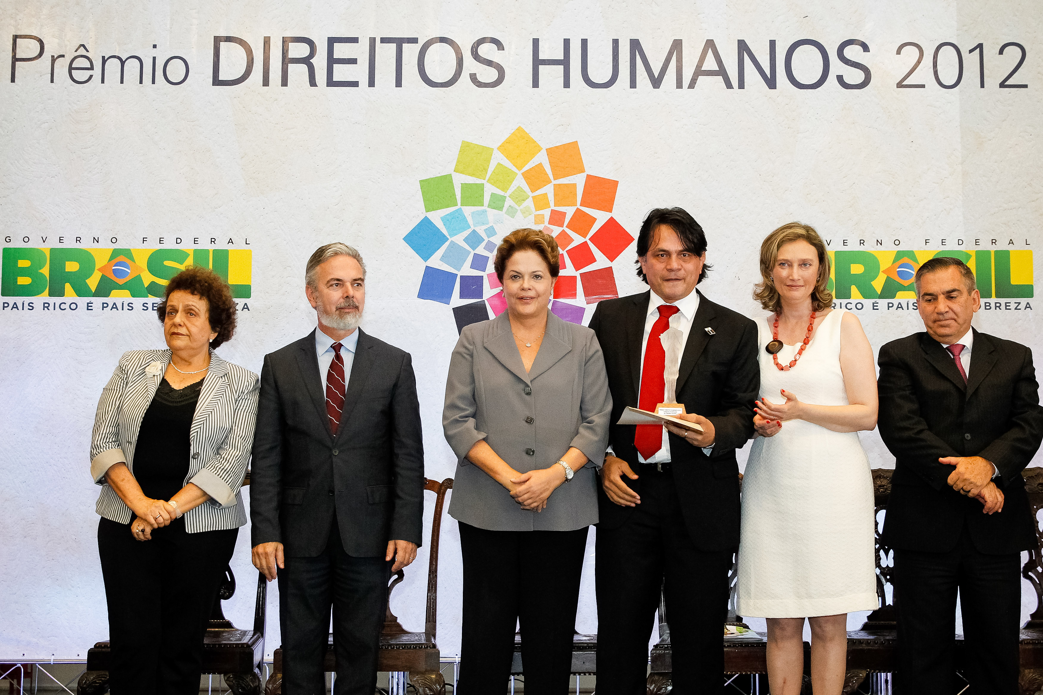 Presidenta Dilma Rousseff entrega o prêmio na categoria Erradicação do Trabalho Escravo para o Juiz Jônatas do Santos Andrade durante cerimônia de entrega do Prêmio Direitos Humanos 2012 – 18ª edição. Brasília - DF, 17/12/2012