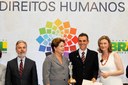 Presidenta Dilma Rousseff entrega o prêmio na categoria Garantia dos Direitos da Criança e do Adolescente para as Obras Sociais do Centro Espirita Irmão Aureo - Osceia - GO representado pelo senhor Jânio Borges Santos durante cerimônia de entrega do Prêmio Direitos Humanos 2012 – 18ª edição. Brasília - DF, 17/12/2012