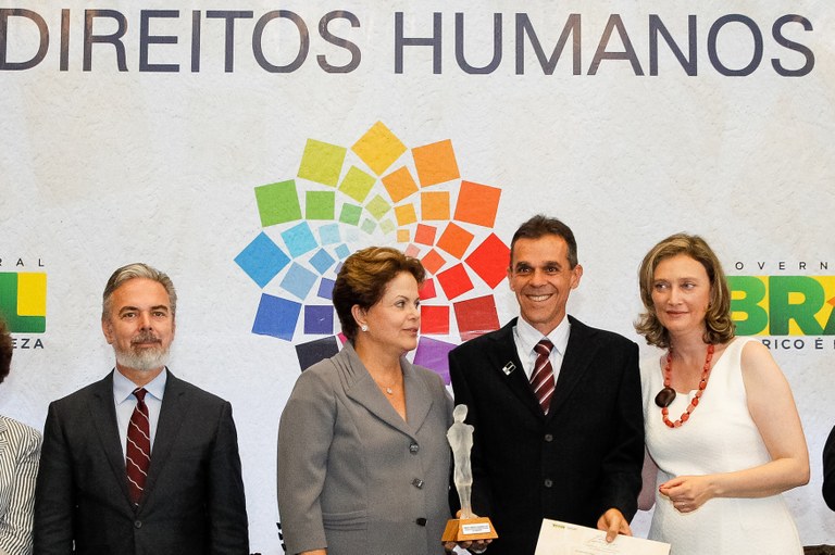 Presidenta Dilma Rousseff entrega o prêmio na categoria Garantia dos Direitos da Criança e do Adolescente para as Obras Sociais do Centro Espirita Irmão Aureo - Osceia - GO representado pelo senhor Jânio Borges Santos durante cerimônia de entrega do Prêmio Direitos Humanos 2012 – 18ª edição. Brasília - DF, 17/12/2012 Presidenta Dilma Rousseff entrega o prêmio na categoria Garantia dos Direitos da Criança e do Adolescente para as Obras Sociais do Centro Espirita Irmão Aureo - Osceia - GO representado pelo senhor Jânio Borges Santos durante cerimônia de entrega do Prêmio Direitos Humanos 2012 – 18ª edição. Brasília - DF, 17/12/2012