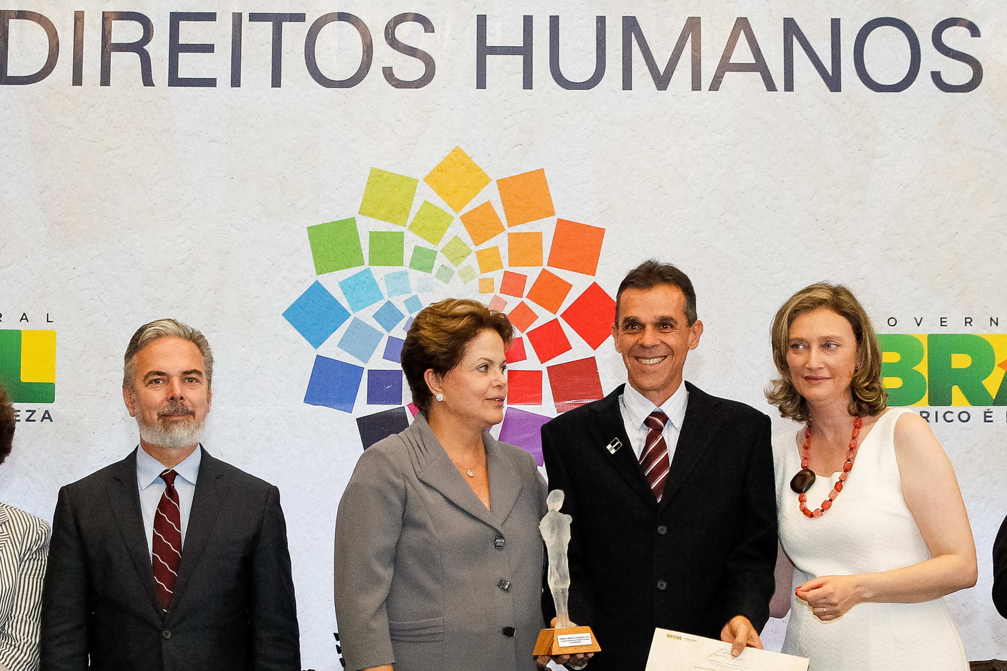 Presidenta Dilma Rousseff entrega o prêmio na categoria Garantia dos Direitos da Criança e do Adolescente para as Obras Sociais do Centro Espirita Irmão Aureo - Osceia - GO representado pelo senhor Jânio Borges Santos durante cerimônia de entrega do Prêmio Direitos Humanos 2012 – 18ª edição. Brasília - DF, 17/12/2012