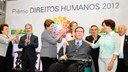 Presidenta Dilma Rousseff entrega o prêmio na categoria Garantia dos Direitos das Pessoas com Deficiência para o senhor Alexandre Carvalho Baroni durante cerimônia de entrega do Prêmio Direitos Humanos 2012 – 18ª edição. Brasília - DF, 17/12/2012