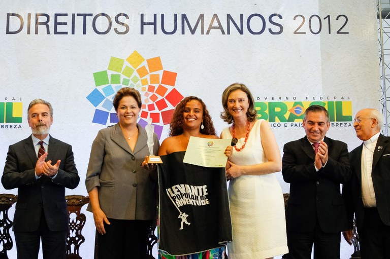 Presidenta Dilma Rousseff entrega o prêmio na categoria Menção Honrosa '' Prêmio Diretos Humanos 2012'' ao Levante Popular da Juventude, representado pelas senhoras Carla e Thays durante cerimônia de entrega do Prêmio Direitos Humanos 2012 – 18ª edição. Brasília - DF, 17/12/2012 Presidenta Dilma Rousseff entrega o prêmio na categoria Menção Honrosa '' Prêmio Diretos Humanos 2012'' ao Levante Popular da Juventude, representado pelas senhoras Carla e Thays durante cerimônia de entrega do Prêmio Direitos Humanos 2012 – 18ª edição. Brasília - DF, 17/12/2012