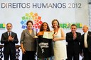 Presidenta Dilma Rousseff entrega o prêmio na categoria Menção Honrosa '' Prêmio Diretos Humanos 2012'' ao Levante Popular da Juventude, representado pelas senhoras Carla e Thays durante cerimônia de entrega do Prêmio Direitos Humanos 2012 – 18ª edição. Brasília - DF, 17/12/2012