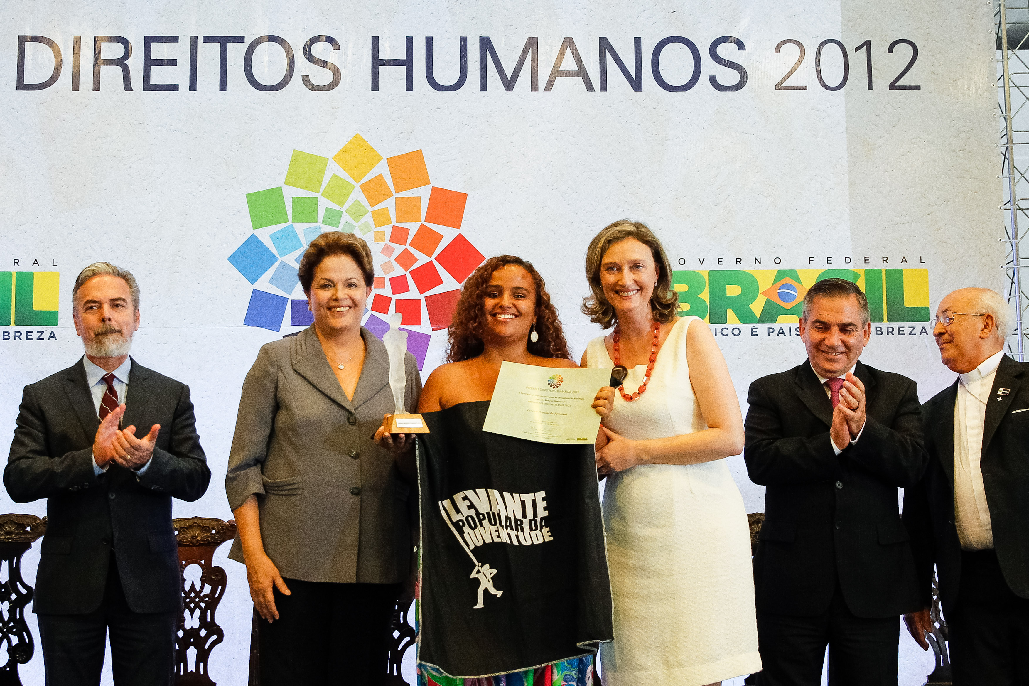 Presidenta Dilma Rousseff entrega o prêmio na categoria Menção Honrosa '' Prêmio Diretos Humanos 2012'' ao Levante Popular da Juventude, representado pelas senhoras Carla e Thays durante cerimônia de entrega do Prêmio Direitos Humanos 2012 – 18ª edição. Brasília - DF, 17/12/2012