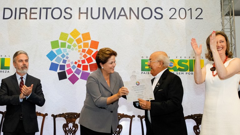 Presidenta Dilma Rousseff entrega o prêmio na categoria Homenagem Especial a Dom Pedro Casaldáliga representado pelo Bispo Dom Tomás Balduíno durante cerimônia de entrega do Prêmio Direitos Humanos 2012 – 18ª edição. Brasília - DF, 17/12/2012 Presidenta Dilma Rousseff entrega o prêmio na categoria Homenagem Especial a Dom Pedro Casaldáliga representado pelo Bispo Dom Tomás Balduíno durante cerimônia de entrega do Prêmio Direitos Humanos 2012 – 18ª edição. Brasília - DF, 17/12/2012