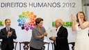 Presidenta Dilma Rousseff entrega o prêmio na categoria Homenagem Especial a Dom Pedro Casaldáliga representado pelo Bispo Dom Tomás Balduíno durante cerimônia de entrega do Prêmio Direitos Humanos 2012 – 18ª edição. Brasília - DF, 17/12/2012