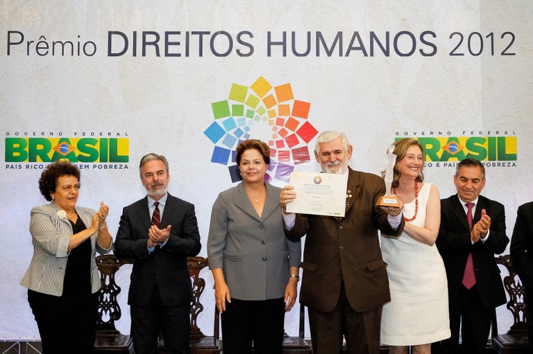 Presidenta Dilma Rousseff entrega o prêmio na categoria Dorothy Stang ao Deputado Luiz Couto durante cerimônia de entrega do Prêmio Direitos Humanos 2012 – 18ª edição. Brasília - DF, 17/12/2012
