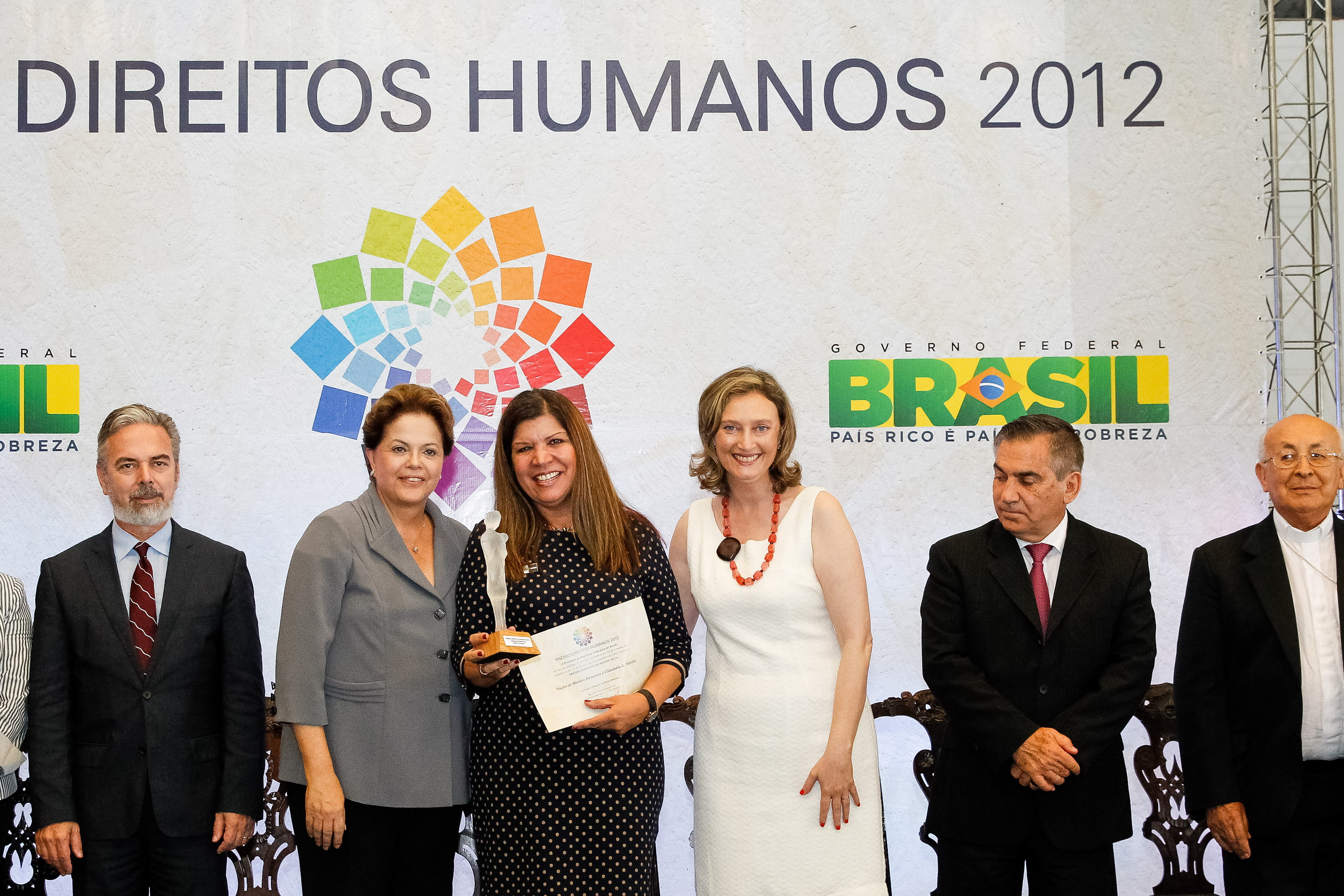 Presidenta Dilma Rousseff entrega o prêmio na categoria Educação em Direitos Humanos para o Núcleo de Direitos Humanos de Marília - SP representado pela professora Tânia Sueley Antonelli Brabo durante cerimônia de entrega do Prêmio Direitos Humanos 2012 – 18ª edição. Brasília - DF, 17/12/2012