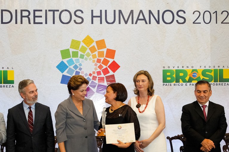 Presidenta Dilma Rousseff entrega o prêmio na categoria Mídia e Direitos Humanos para Tim Lopes (in memoriam) representado por sua irmã Tania Catarina Lopes durante cerimônia de entrega do Prêmio Direitos Humanos 2012 – 18ª edição. Brasília - DF, 17/12/2012 Presidenta Dilma Rousseff entrega o prêmio na categoria Mídia e Direitos Humanos para Tim Lopes (in memoriam) representado por sua irmã Tania Catarina Lopes durante cerimônia de entrega do Prêmio Direitos Humanos 2012 – 18ª edição. Brasília - DF, 17/12/2012