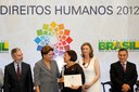 Presidenta Dilma Rousseff entrega o prêmio na categoria Mídia e Direitos Humanos para Tim Lopes (in memoriam) representado por sua irmã Tania Catarina Lopes durante cerimônia de entrega do Prêmio Direitos Humanos 2012 – 18ª edição. Brasília - DF, 17/12/2012