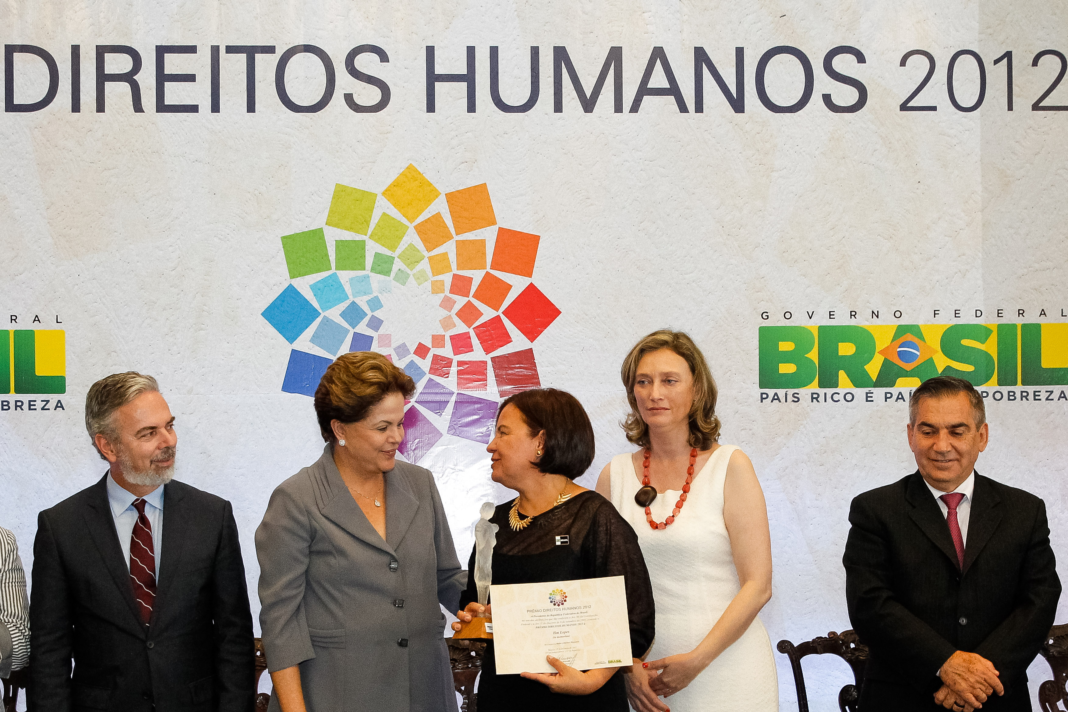 Presidenta Dilma Rousseff entrega o prêmio na categoria Mídia e Direitos Humanos para Tim Lopes (in memoriam) representado por sua irmã Tania Catarina Lopes durante cerimônia de entrega do Prêmio Direitos Humanos 2012 – 18ª edição. Brasília - DF, 17/12/2012