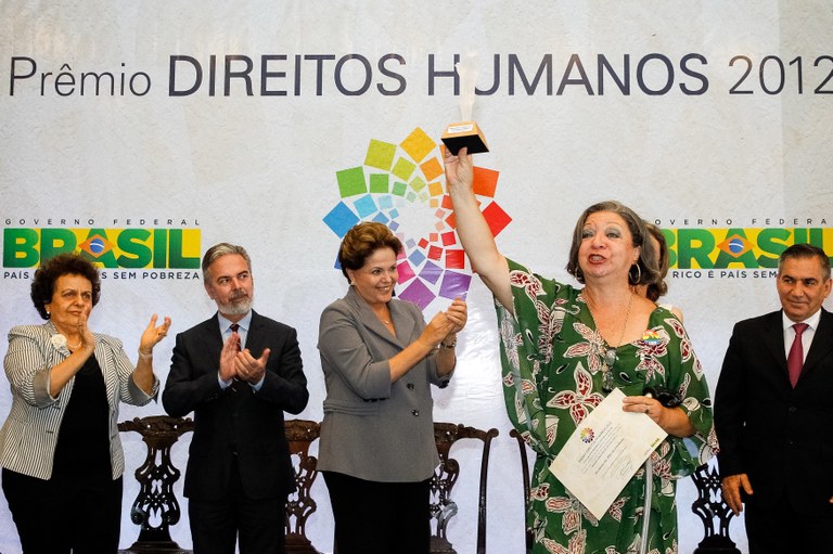 Presidenta Dilma Rousseff entrega o prêmio na categoria de Centros de Referências em Direito Humano para o Movimento das Mães da Cinelândia do Rio de Janeiro representado pela senhora Regina Celia da Rocha Maia durante cerimônia de entrega do Prêmio Direitos Humanos 2012 – 18ª edição. Brasília - DF, 17/12/2012 Presidenta Dilma Rousseff entrega o prêmio na categoria de Centros de Referências em Direito Humano para o Movimento das Mães da Cinelândia do Rio de Janeiro representado pela senhora Regina Celia da Rocha Maia durante cerimônia de entrega do Prêmio Direitos Humanos 2012 – 18ª edição. Brasília - DF, 17/12/2012