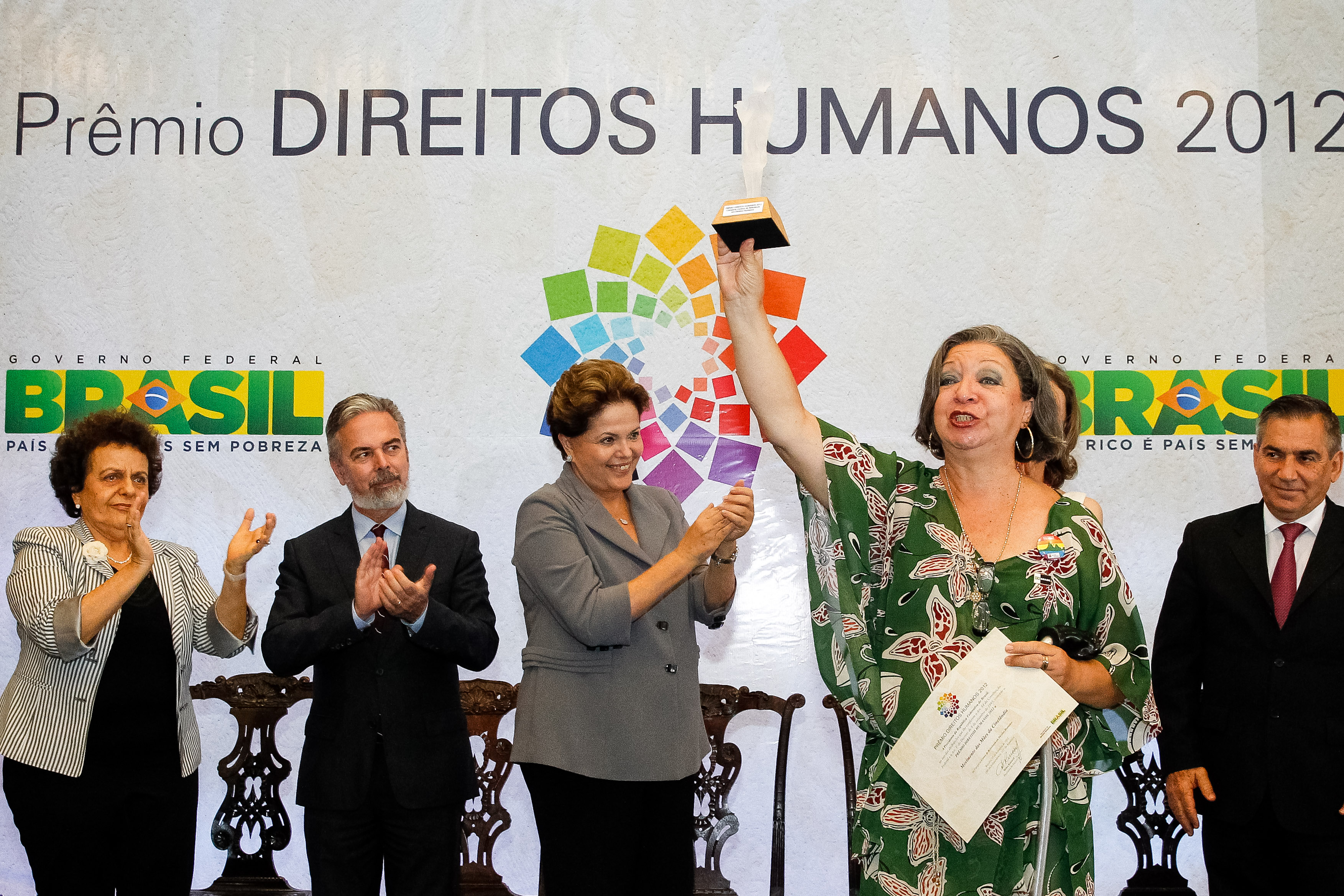 Presidenta Dilma Rousseff entrega o prêmio na categoria de Centros de Referências em Direito Humano para o Movimento das Mães da Cinelândia do Rio de Janeiro representado pela senhora Regina Celia da Rocha Maia durante cerimônia de entrega do Prêmio Direitos Humanos 2012 – 18ª edição. Brasília - DF, 17/12/2012