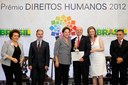 Presidenta Dilma Rousseff entrega o prêmio na categoria de Garantia dos Direitos da População em Situação de Rua ao Núcleo Especializado de Cidadania e Direitos Humanos da Defensoria de São Paulo representado pelo defensor público, Carlos Weis durante cerimônia de entrega do Prêmio Direitos Humanos 2012 – 18ª edição. Brasília - DF, 17/12/2012