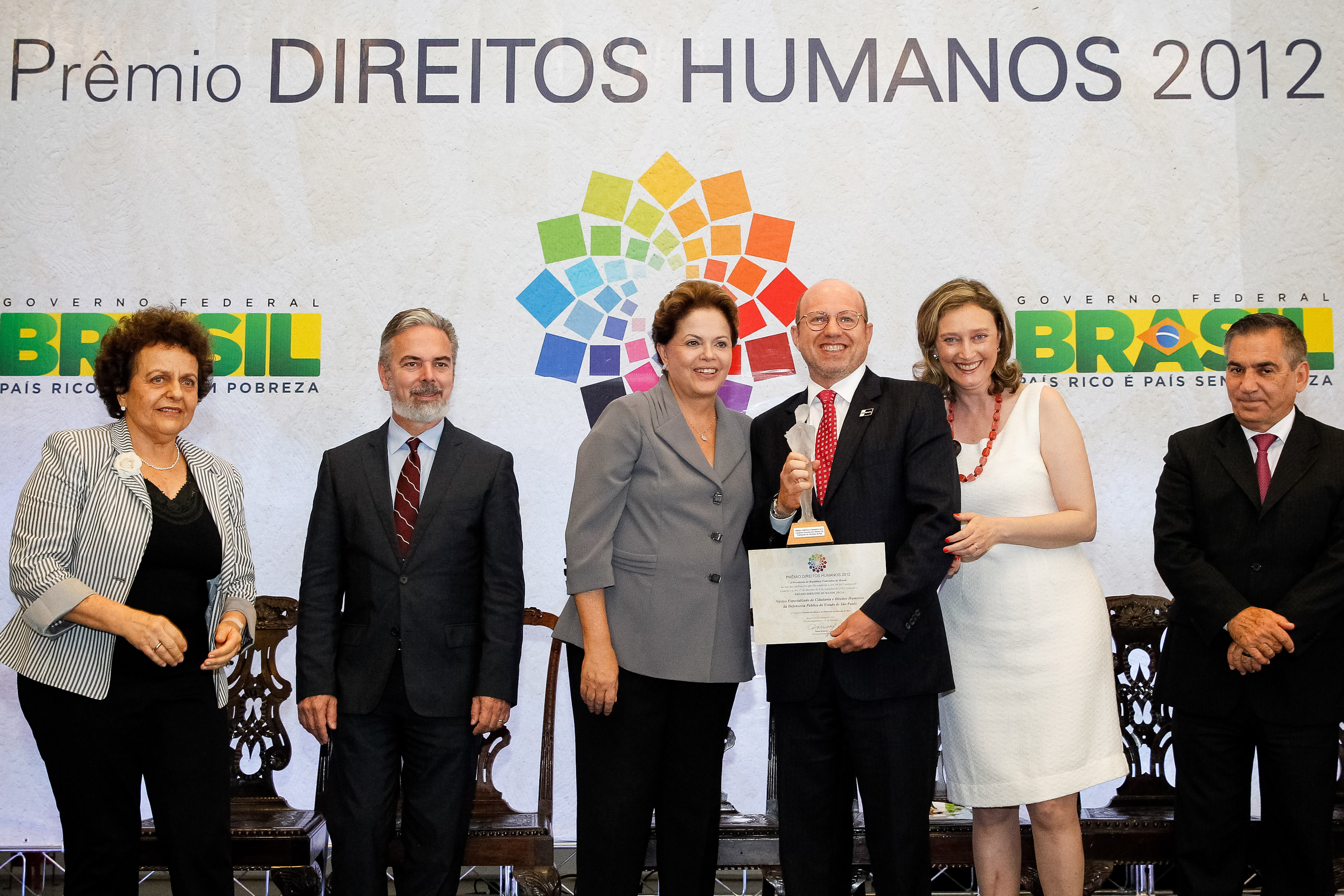 Presidenta Dilma Rousseff entrega o prêmio na categoria de Garantia dos Direitos da População em Situação de Rua ao Núcleo Especializado de Cidadania e Direitos Humanos da Defensoria de São Paulo representado pelo defensor público, Carlos Weis durante cerimônia de entrega do Prêmio Direitos Humanos 2012 – 18ª edição. Brasília - DF, 17/12/2012