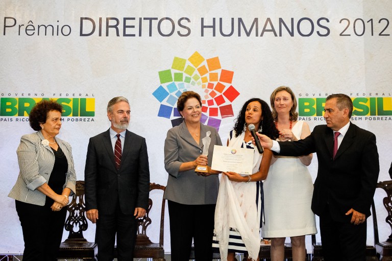 Presidenta Dilma Rousseff entrega o prêmio na categoria Enfrentamento a Violência para ao senhora Valdênia Aparecida Paulino Lanfranchi durante cerimônia de entrega do Prêmio Direitos Humanos 2012 – 18ª edição. Brasília - DF, 17/12/2012 Presidenta Dilma Rousseff entrega o prêmio na categoria Enfrentamento a Violência para ao senhora Valdênia Aparecida Paulino Lanfranchi durante cerimônia de entrega do Prêmio Direitos Humanos 2012 – 18ª edição. Brasília - DF, 17/12/2012
