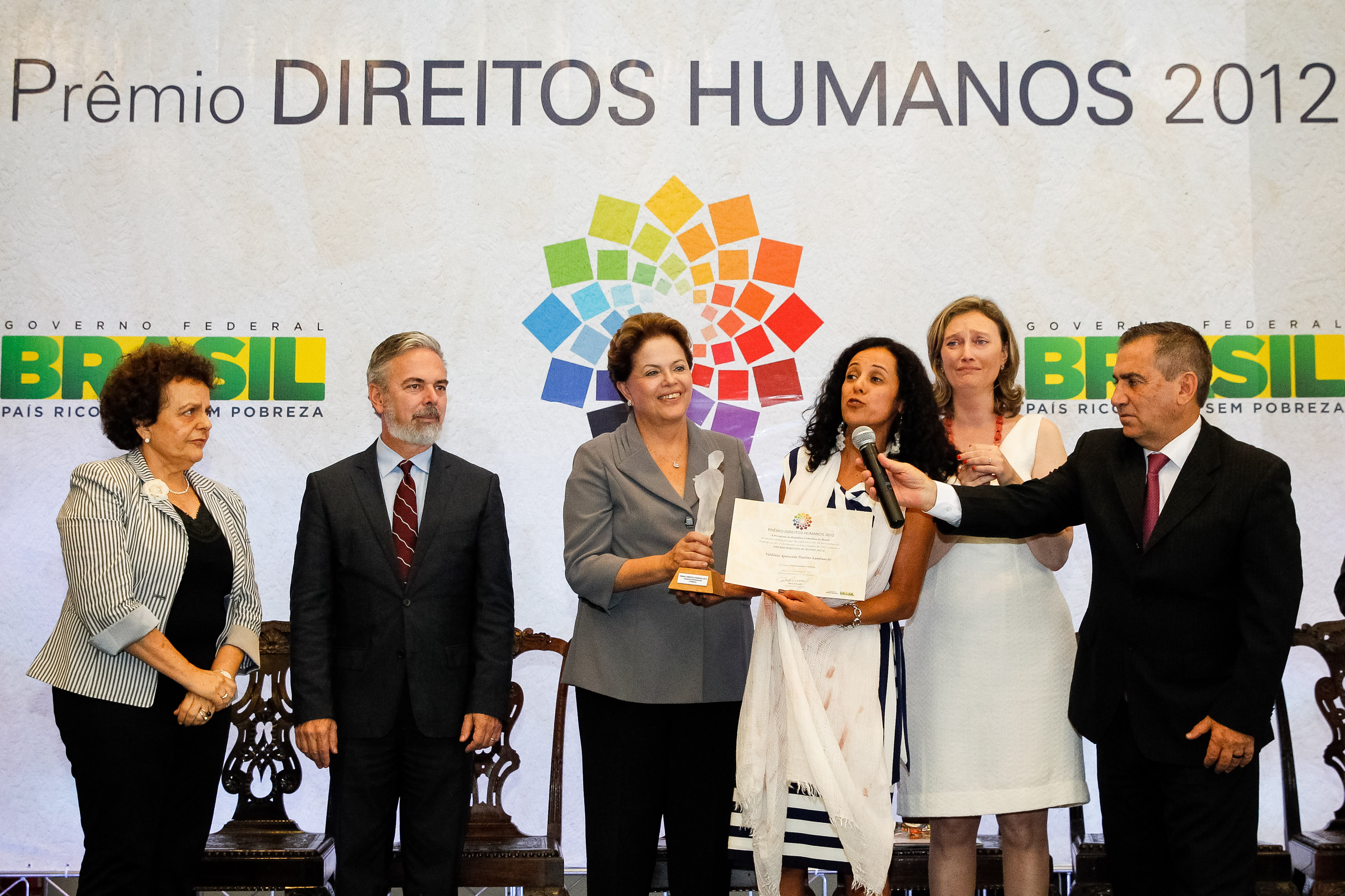 Presidenta Dilma Rousseff entrega o prêmio na categoria Enfrentamento a Violência para ao senhora Valdênia Aparecida Paulino Lanfranchi durante cerimônia de entrega do Prêmio Direitos Humanos 2012 – 18ª edição. Brasília - DF, 17/12/2012