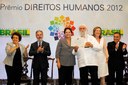 Presidenta Dilma Rousseff entrega o prêmio na categoria Direito a Memoria e a Verdade para o Centro de Defesa dos Direitos Humanos-Grupo Ação, Justiça e Paz de Pretropolis - RJ representado pelo professor Leonardo Boff durante cerimônia de entrega do Prêmio Direitos Humanos 2012 – 18ª edição. Brasília - DF, 17/12/2012