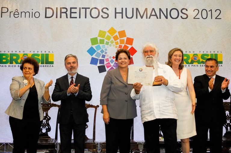 Presidenta Dilma Rousseff entrega o prêmio na categoria Direito a Memoria e a Verdade para o Centro de Defesa dos Direitos Humanos-Grupo Ação, Justiça e Paz de Pretropolis - RJ representado pelo professor Leonardo Boff durante cerimônia de entrega do Prêmio Direitos Humanos 2012 – 18ª edição. Brasília - DF, 17/12/2012 Presidenta Dilma Rousseff entrega o prêmio na categoria Direito a Memoria e a Verdade para o Centro de Defesa dos Direitos Humanos-Grupo Ação, Justiça e Paz de Pretropolis - RJ representado pelo professor Leonardo Boff durante cerimônia de entrega do Prêmio Direitos Humanos 2012 – 18ª edição. Brasília - DF, 17/12/2012