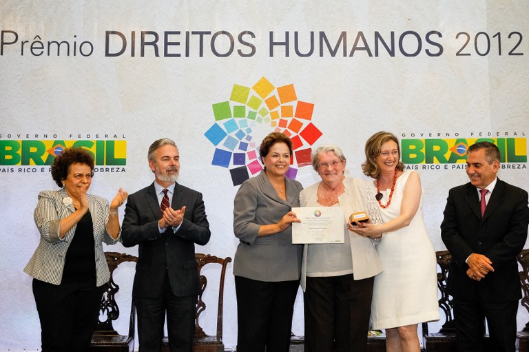Presidenta Dilma Rousseff entrega o prêmio na categoria Enfrentamento a Tortura a senhora Maria Margarida Pressburger durante cerimônia de entrega do Prêmio Direitos Humanos 2012 – 18ª edição. Brasília - DF, 17/12/2012 Presidenta Dilma Rousseff entrega o prêmio na categoria Enfrentamento a Tortura a senhora Maria Margarida Pressburger durante cerimônia de entrega do Prêmio Direitos Humanos 2012 – 18ª edição. Brasília - DF, 17/12/2012
