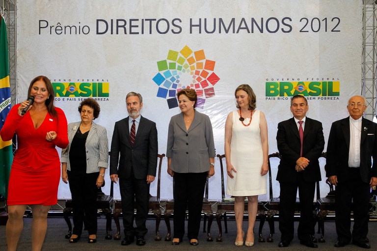 Presidenta Dilma Rousseff durante execução do Hino Nacional Brasileiro, interpretado pela cantora e embaixadora da Campanha de Enfrentamento a Violência Sexual Contra Crianças e Adolecentes, Fafá de Belém na cerimônia de entrega do Prêmio Direitos Humanos 2012 – 18ª edição. Brasília - DF, 17/12/2012 Presidenta Dilma Rousseff durante execução do Hino Nacional Brasileiro, interpretado pela cantora e embaixadora da Campanha de Enfrentamento a Violência Sexual Contra Crianças e Adolecentes, Fafá de Belém na cerimônia de entrega do Prêmio Direitos Humanos 2012 – 18ª edição. Brasília - DF, 17/12/2012