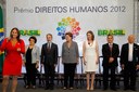 Presidenta Dilma Rousseff durante execução do Hino Nacional Brasileiro, interpretado pela cantora e embaixadora da Campanha de Enfrentamento a Violência Sexual Contra Crianças e Adolecentes, Fafá de Belém na cerimônia de entrega do Prêmio Direitos Humanos 2012 – 18ª edição. Brasília - DF, 17/12/2012