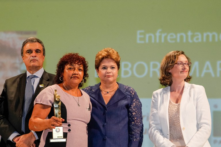 Presidenta Dilma Rousseff cumprimenta a senhora Débora Maria da Silva, vencedora na categoria Enfrentamento à Violência durante cerimônia de entrega do Prêmio Direitos Humanos 2013. Brasília - DF, 12/12/2013