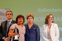 Presidenta Dilma Rousseff cumprimenta a senhora Débora Maria da Silva, vencedora na categoria Enfrentamento à Violência durante cerimônia de entrega do Prêmio Direitos Humanos 2013. Brasília - DF, 12/12/2013