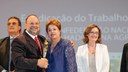 Presidenta Dilma Rousseff cumprimenta o senhor Alberto Broch, representante da CONTAG vencedor na Erradicação do Trabalho Escravo durante cerimônia de entrega do Prêmio Direitos Humanos 2013. Brasília - DF, 12/12/2013