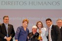  Presidenta Dilma Rousseff cumprimenta a senhora Maria da Penha Silva Franco, vencedora na categoria garantia dos direitos da pessoa idosa durante cerimônia de entrega do Prêmio Direitos Humanos 2013. Brasília - DF, 12/12/2013
