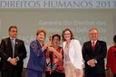 Presidenta Dilma Rousseff cumprimenta a senhora Aracy Maria da Silva Lêdo, presidenta da FENAPAES vencedora na categoria garantia dos direitos da pessoa com deficiência durante cerimônia de entrega do Prêmio Direitos Humanos 2013. Brasília - DF, 12/12/2013