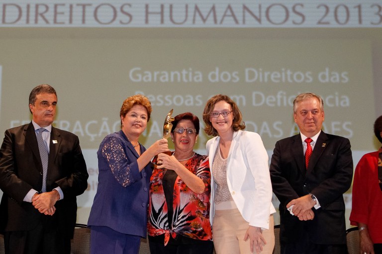 Presidenta Dilma Rousseff cumprimenta a senhora Aracy Maria da Silva Lêdo, presidenta da FENAPAES vencedora na categoria garantia dos direitos da pessoa com deficiência durante cerimônia de entrega do Prêmio Direitos Humanos 2013. Brasília - DF, 12/12/2013