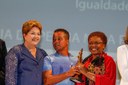 Presidenta Dilma Rousseff cumprimenta o senhor Geovan Adorno Braz, representante da FUNAJUNE vencedora na categoria igualdade racial durante cerimônia de entrega do Prêmio Direitos Humanos 2013. Brasília - DF, 12/12/2013