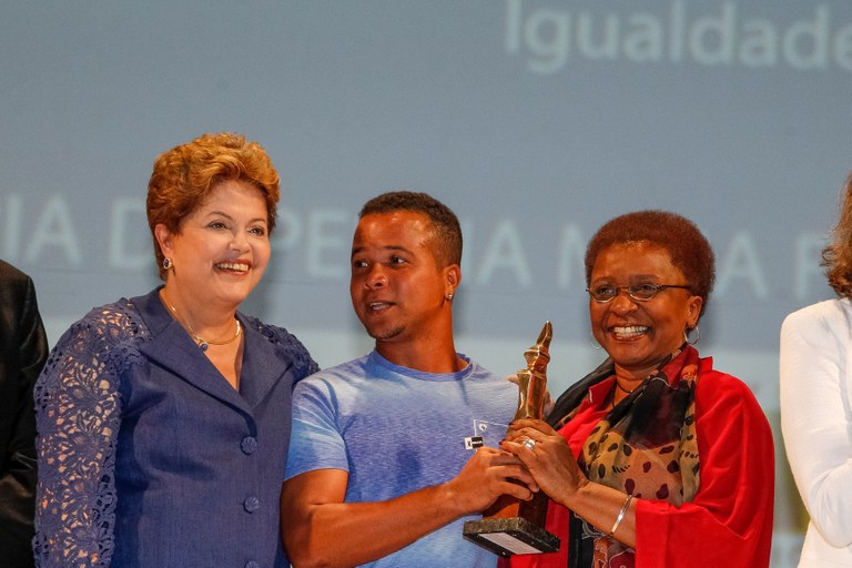 Presidenta Dilma Rousseff cumprimenta o senhor Geovan Adorno Braz, representante da FUNAJUNE vencedora na categoria igualdade racial durante cerimônia de entrega do Prêmio Direitos Humanos 2013. Brasília - DF, 12/12/2013